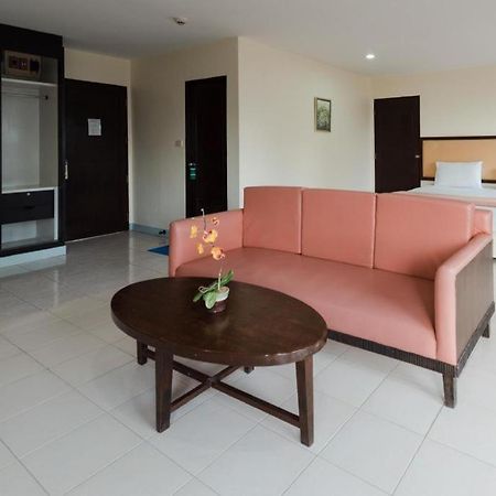 Nice Beach Hotel Rayong Esterno foto