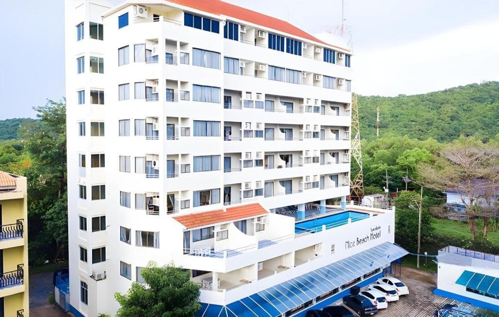 Nice Beach Hotel Rayong Esterno foto
