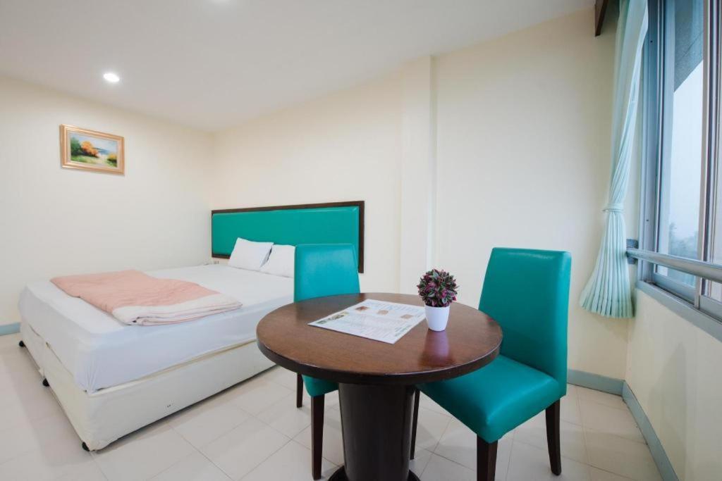 Nice Beach Hotel Rayong Esterno foto