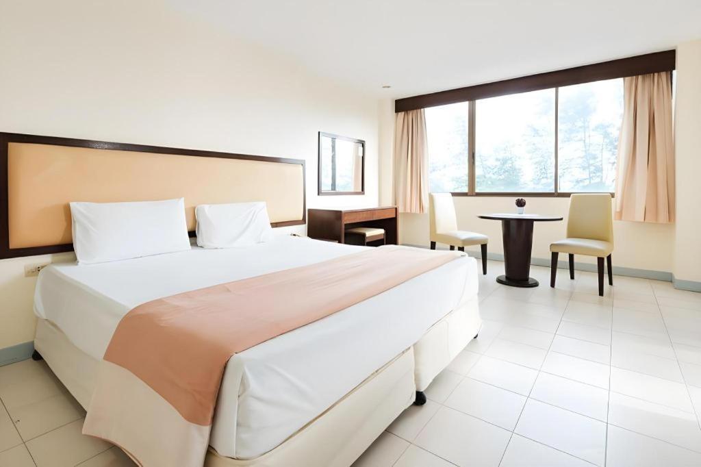 Nice Beach Hotel Rayong Esterno foto
