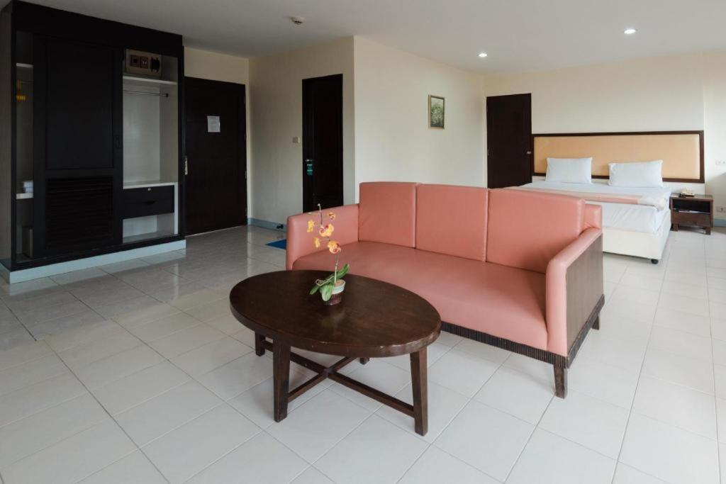 Nice Beach Hotel Rayong Esterno foto