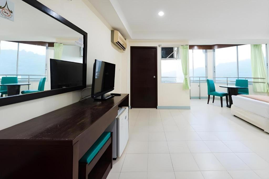 Nice Beach Hotel Rayong Esterno foto