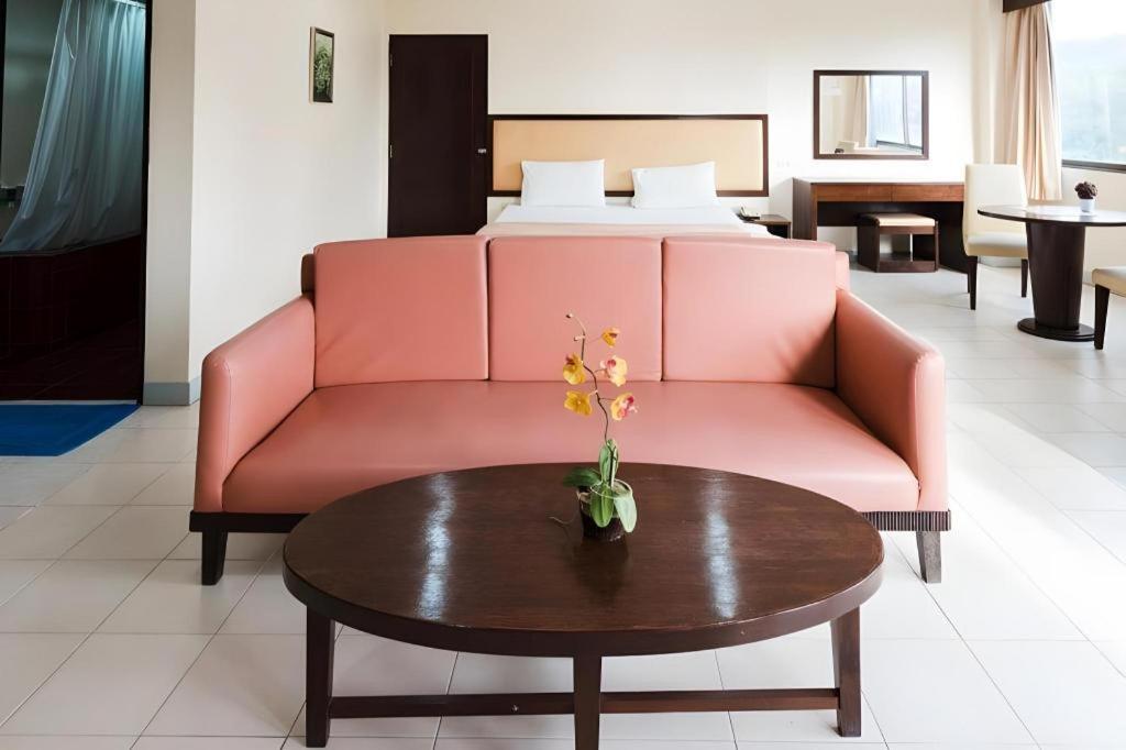 Nice Beach Hotel Rayong Esterno foto