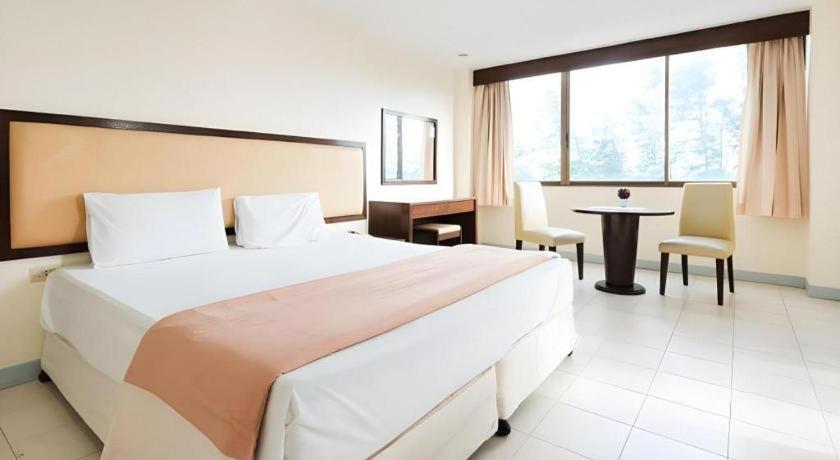 Nice Beach Hotel Rayong Esterno foto