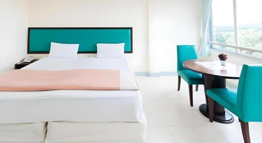 Nice Beach Hotel Rayong Esterno foto