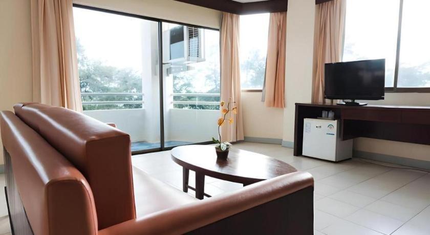 Nice Beach Hotel Rayong Esterno foto
