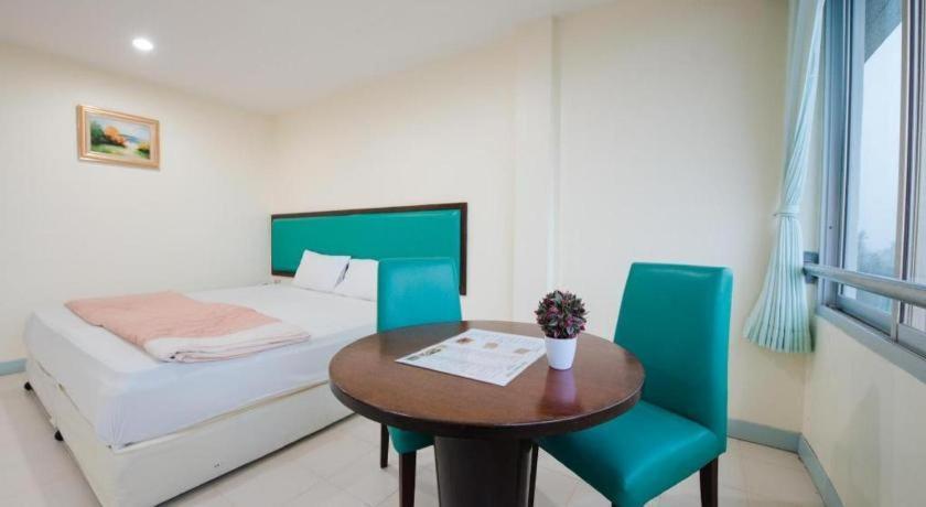Nice Beach Hotel Rayong Esterno foto
