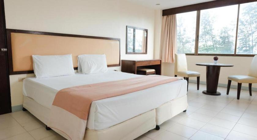 Nice Beach Hotel Rayong Esterno foto