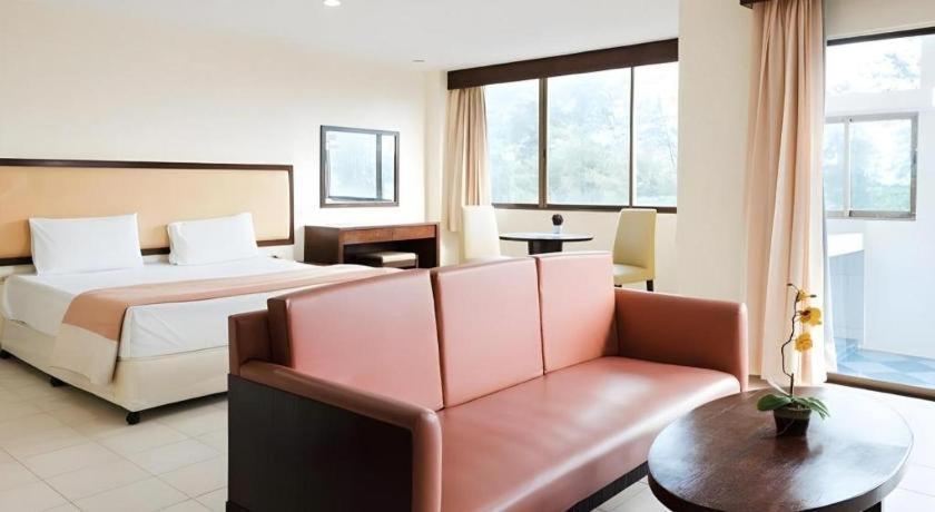 Nice Beach Hotel Rayong Esterno foto